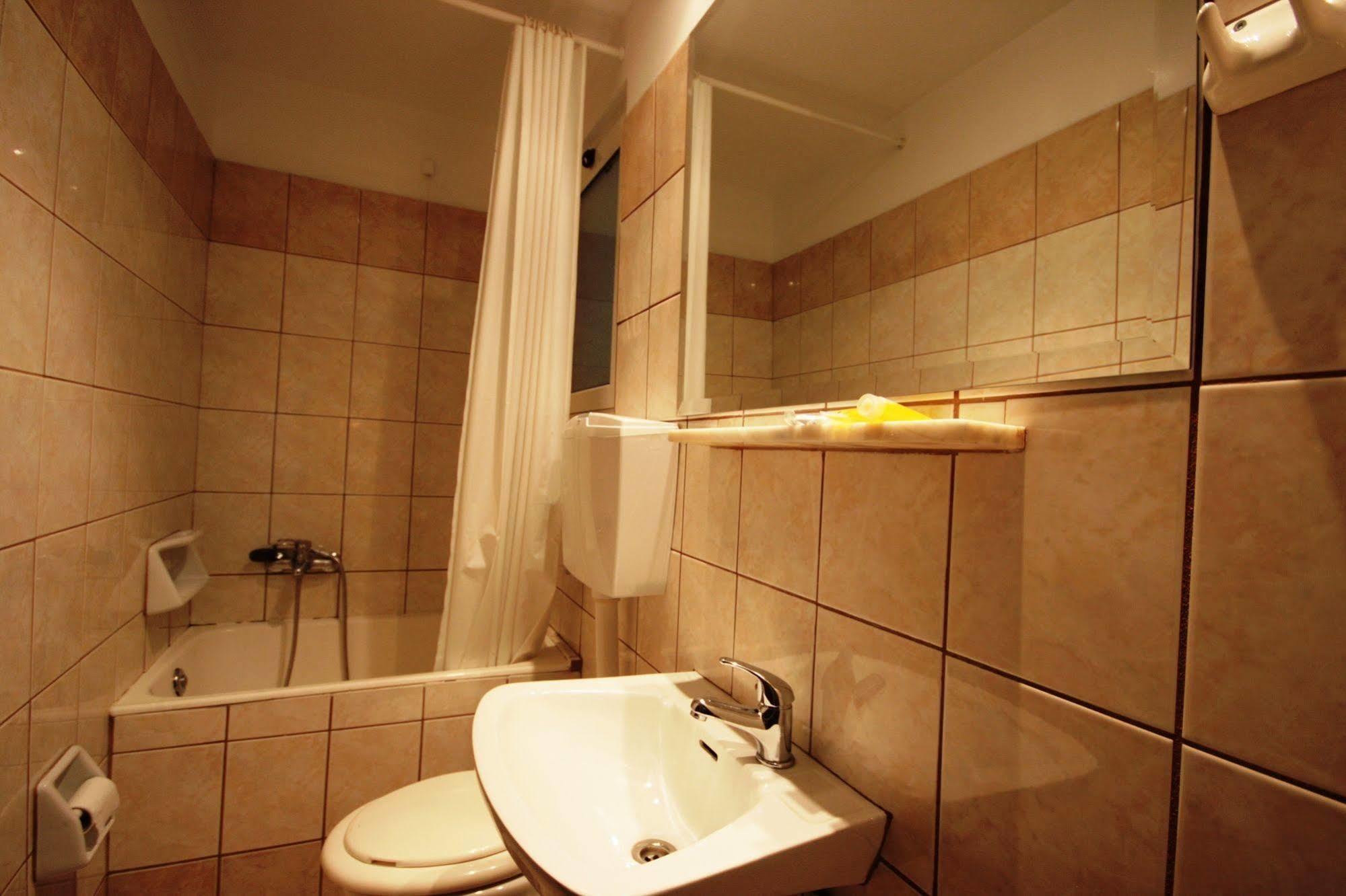 Vienna Hotel Афіни Екстер'єр фото